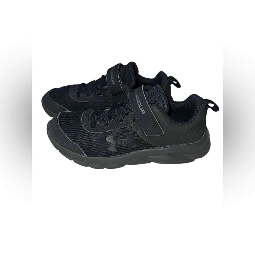 Under Armour Boys sneakers Size 2